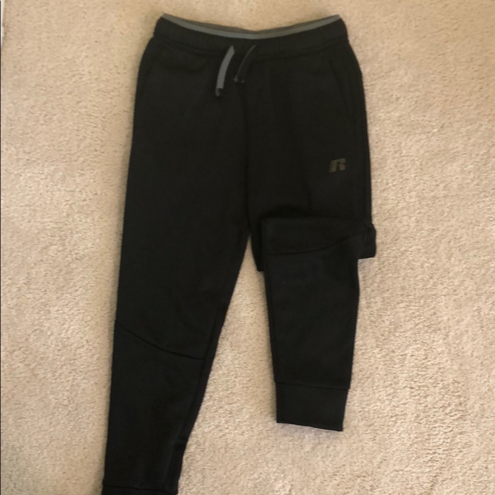 Joggers with elastic waist and tie. Black 6-7